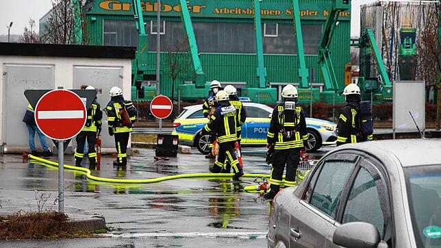 An der Aral Tankstelle im Industriegebiet rückte ein Großaufgebot der Feuerwehr an. Zuvor war Rauch aus dem Stromkastengebäude gekommen.