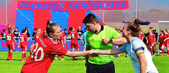 Shake Hands: Vor dem Anpfiff von Lukas Fleig reichten sich Steffi Meisch (links) vom SV Niederhof und Miriram Jackobs von der SG Ebnet ...