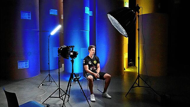 Tim Bornhauser im Interviewstudio, das in der Druckerei des SÜDKURIER eingerichtet war: Über sieben Stunden lang wurde für den Film mit ...