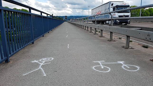 Konflikte zwischen Radfahrern und Fußgängern gehören zu den Negativpunkten im Konstanzer Radverkehr. Auf der neuen Rheinbrücke hat jetzt ...