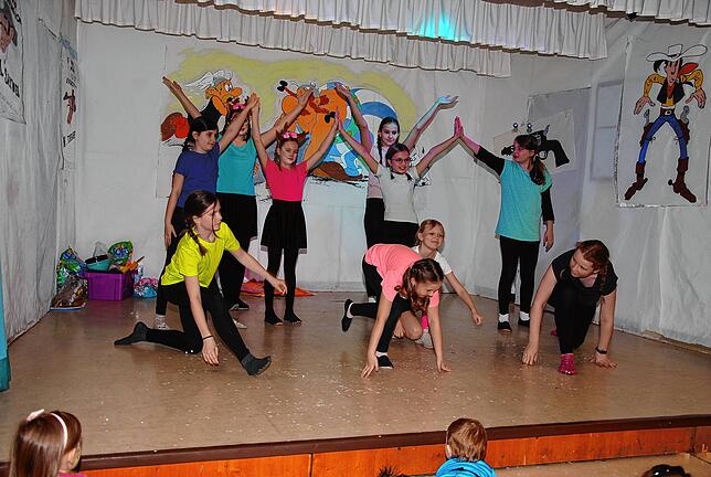 Einen Farbtupfer beim Kinderprogramm setzt die Kindertanzgruppe des Sportvereins.