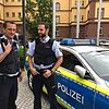 Die Bodycam auf der Schulter: Polizeioberkommissar Tobias Horn (links) und Polizeikommissar Felix Schwendinger vor der Streife. Bild: ...
