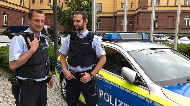Die Bodycam auf der Schulter: Polizeioberkommissar Tobias Horn (links) und Polizeikommissar Felix Schwendinger vor der Streife.