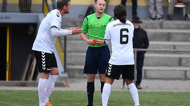 Kein Pardon: Schiedsrichter Philipp Eschle zückt Rot gegen Faruk Cam (rechts), der das wie Teamkollege Jeremy Stangl überhaupt nicht ...
