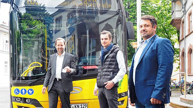 Ortstermin mit Linienbus: Vor dem Rathaus Gottmadingen fiel am Montag, 15. Juni, der Startschuss für das Ein-Euro-Ticket. Mit dabei (von ...