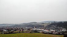 Wutöschingen erstreckt sich im Wutachtal im Osten vom Ortsrand des Ortsteils Degernau bis kurz vor den Ortsteil Schwerzen im Westen.