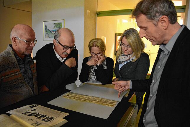 Eine Delegation der Stadt schaute sich 2015 die Originalurkunde mit der Ersterwähnung Überlingens im Stiftsarchiv St. Gallen an (von ...