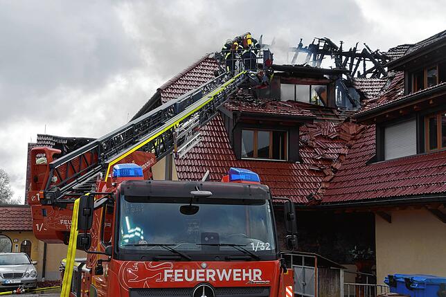 Bild 2: Feuer im Mehrfamilienhaus: Bilder vom Großeinsatz