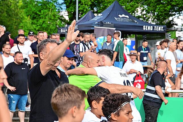 Bild 10: Pokalspiel  gegen Heidenheim: Fans feiern FC 08 Villingen trotz Niederlage