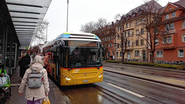Die Linie 908 hält zweimal in der Stunde am Zähringerplatz. Von hier geht es Richtung Konzil und Konstanzer Bahnhof, dann über die ...