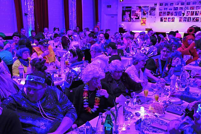 Bild 29: Narren feiern schwerelos im All