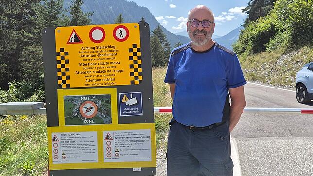 Werner Roth am letzten öffentlich zugänglichen Punkt der Straße nach Brienz. Ab hier ist sie für die Allgemeinheit wegen der anhaltenden ...