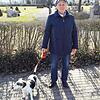 Elisabeth Fischer aus Luttingen, die mit ihrem Hund Kaspar beim Friedhof in Luttingen unterwegs war, sammelt die Hinterlassenschaft ...