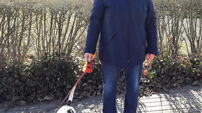 Elisabeth Fischer aus Luttingen, die mit ihrem Hund Kaspar beim Friedhof in Luttingen unterwegs war, sammelt die Hinterlassenschaft ...
