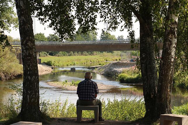 Idyllisch ist anders: Am gegenwärtigen Donauzusammenfluss treffen in einem Baustellenbereich zwei kanalisierte Flüsse aufeinander.