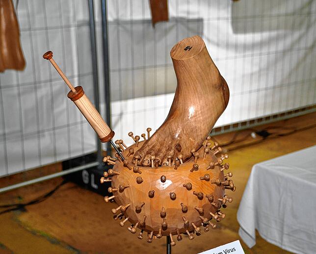 Bemerkenswert, was man aus Holz alles gestalten kann. Bernhard Huber aus Schmitzingen zeigt einen „Fußtritt für das ...