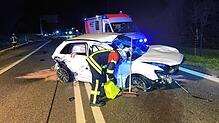 Das Bild zeigt das völlig demolierte Auto und einen Gottmadinger Feuerwehrmann.