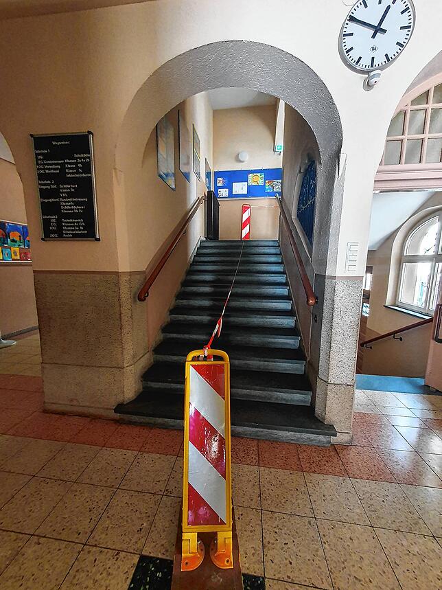 Abstand muss im Schulgebäude noch eingehalten werden.