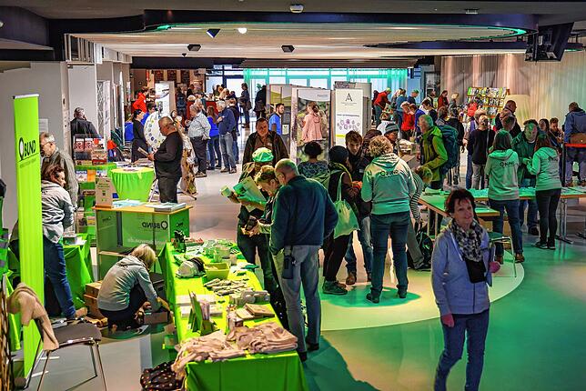 Messebereich bei den 46. Naturschutztagen 2023 im Foyer des Milchwerks.