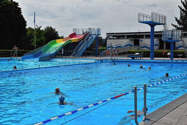 Eine große Rutsche sowie ein Sprungturm mit einem Ein-, Drei- und Fünf-Meterbrett sorgen für Abwechslung im Wehrer Freibad. Das Bad hat ...