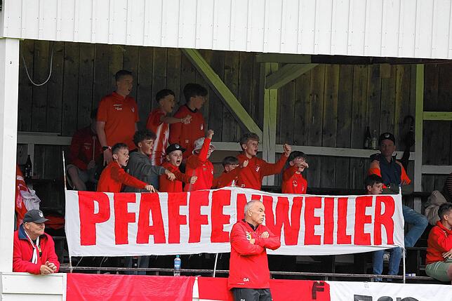 Bild 35: FC Pfaffenweiler feiert nach 2:1-Erfolg Relegationsplatz. Wir waren mit der Kamera dabei.