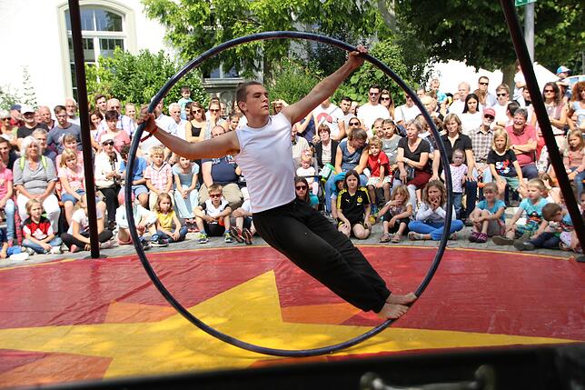 Spektakuläre Bühnennummern gibt es beim Promenadenfest. Das Bild zeigt Elias Franz vom Zirkus Faustino mit seinem Cyr Wheel.