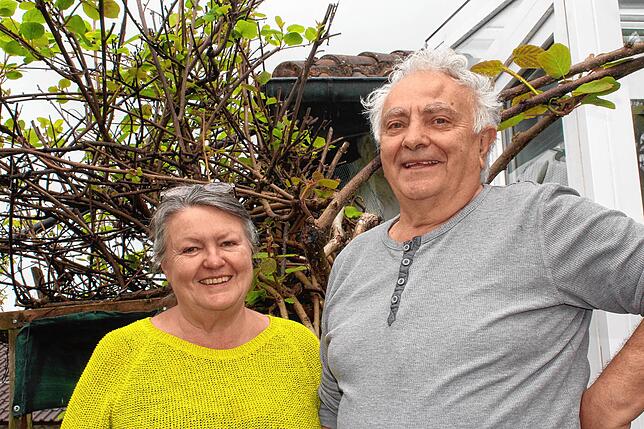 Das Rentnerehepaar Ursula und Enzo Mazza verbringt seine Freizeit am liebsten im Garten.