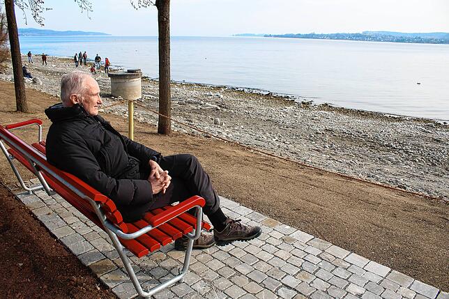 Friedrich Lenhardt aus Tuttlingen genießt den weiten Blick über den See.