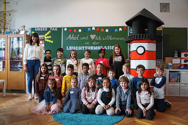 Die 1c Leuchtturmklasse der Waldeck-Schule in Singen am ersten Schultag mit ihrer Klassenlehrerin Katharina Rimmele bei ihrer ...