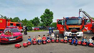 Ein Kommandofahrzeug, ein Löschwagen und 16 Bobbycars: Fahrzeugweihe bei der Freiwilligen Feuerwehr Uhldingen-Mühlhofen. In der Tür vom ...