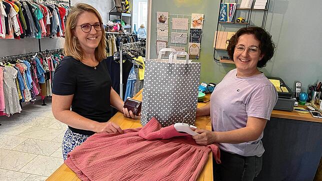 Lena Künze (links) wird im Secondhand-Laden Calimero bei Kerstin Sprick fündig. Vor allem die selbst genähten Sachen aus der Region ...