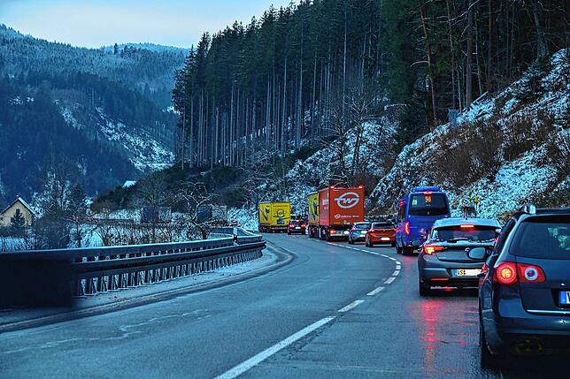 Auf der B 33 bei Nußbach geht es nur im Schritttempo vorwärts.