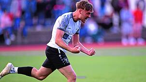 15. Saisontor: Brooklyn Lehmann vom SV Buch bejubelt seinen Führungstreffer  beim 1:1 in der Partie beim FC Schönau.
