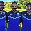 Startbereit: Vorsitzender Markus Metzger (rechts) freut sich, dass Luigi Satriano (Mitte) bei der SpVgg Brennet-Öflingen als Co-Trainer ...