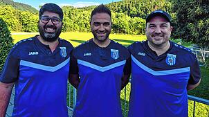 Startbereit: Vorsitzender Markus Metzger (rechts) freut sich, dass Luigi Satriano (Mitte) bei der SpVgg Brennet-Öflingen als Co-Trainer ...