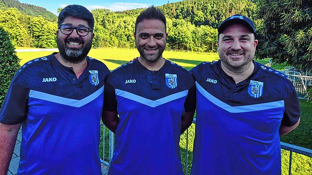 Startbereit: Vorsitzender Markus Metzger (rechts) freut sich, dass Luigi Satriano (Mitte) bei der SpVgg Brennet-Öflingen als Co-Trainer ...