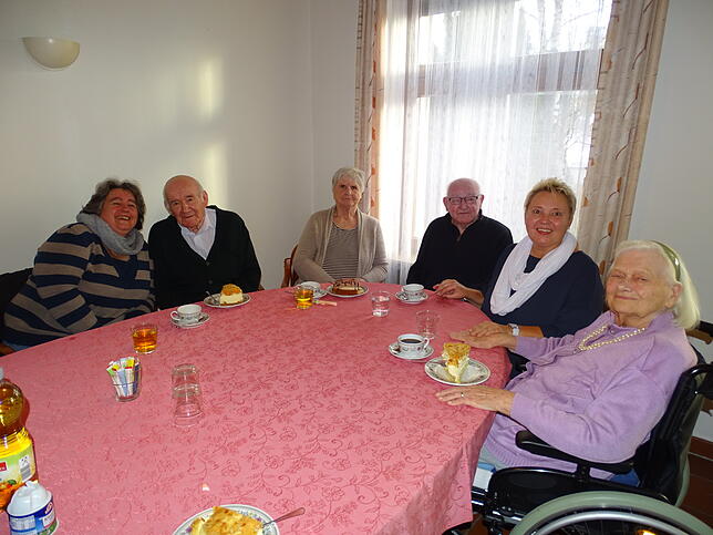 Romana Weißenbach, Alfred Kellhofer, Rosenarie Götz, Helmut Nagel, Evelin Lehmann und Maria von Köding (von links) sind bester Laune und ...