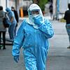 Ein Virus hat die Welt im Griff: Dieser Mitarbeiter einer Klinik im kroatischen Zagreb trägt einen Schutzanzug.