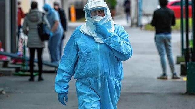 Ein Virus hat die Welt im Griff: Dieser Mitarbeiter einer Klinik im kroatischen Zagreb trägt einen Schutzanzug.