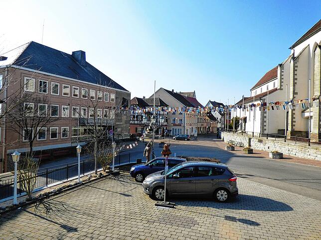 Das Markdorfer Rathaus (links) soll saniert werden. Für die CDU und die UWG bedeutet dies jedoch nicht alleine eine Modernisierung der ...