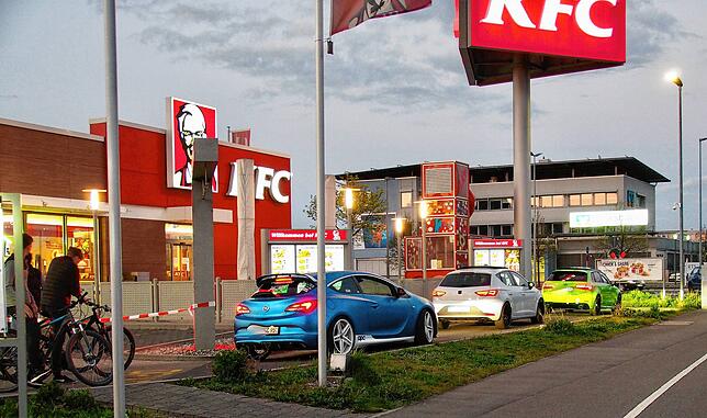 Die Infrastruktur mit Tankstelle und Drive-In-Schnellrestaurants hat die Tuningszene nach Singen gelockt. Die breiten Straßen und die ...