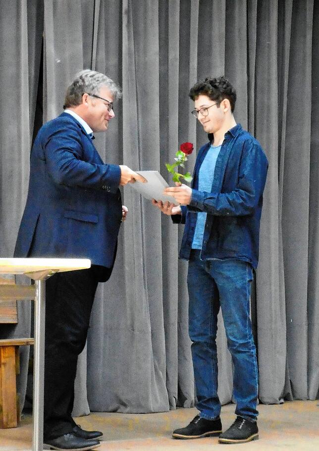 Bild 10: In der Aula des Gymnasiums wurden den 65 Abiturienten feierlich ihre Zeugnisse überreicht