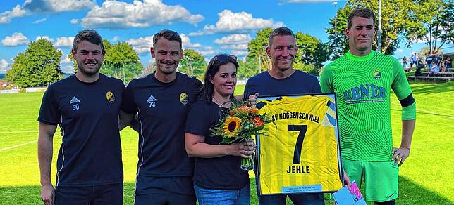 14 Jahre aktiv: Blumen und Geschenke gab es nach 14 aktiven Jahren für Carina und Stefan Jehle beim SV Nöggenschwiel von den Kapitänen ...