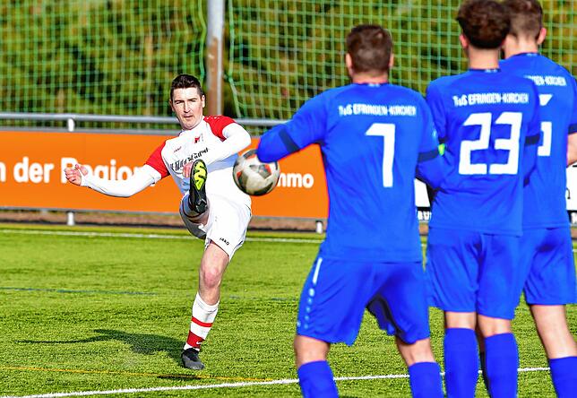 Außenseiter: Michael Emmerich (hier beim Freistoß gegen den TuS Efringen-Kirchen) will mit Schlusslicht FC RW Weilheim gegen die SG ...