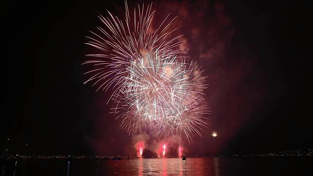 (Archivbild) So wie hier im Jahr 2022 bildet auch in diesem Jahr das gemeinsame Feuerwerk des Konstanzer Seenachtfests und des ...