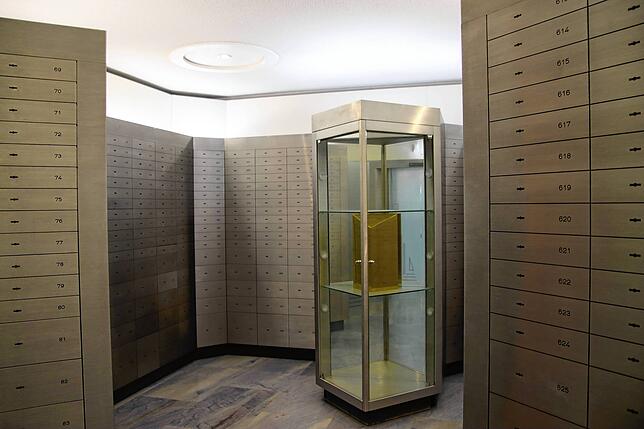 Blick in den Tresorraum der Stockacher Sparkassenfiliale. In der Mitte des Raumes steht eine Vitrine, die den Grundstein des Gebäudes ...