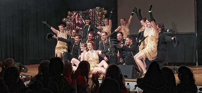 Die Tanzgruppe „NZ+LK“ von der Narrenzunft und der Lumpenkapelle führten die Zuschauer zurück in die goldenen Zwanziger Jahre.