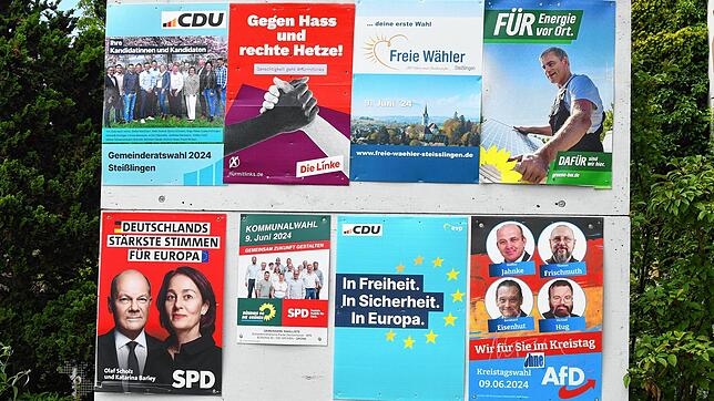 Trotz politischer Unterschiede sind diese acht Wahlplakate an dieser Anschlagswand friedlich vereint: Gesehen in Steißlingen.