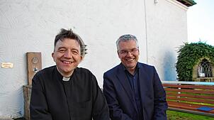 Der katholische Pfarrer Stockachs Thomas Huber und sein evangelischer Amtskollege Thomas Huber (von links) tauschen sich im ...