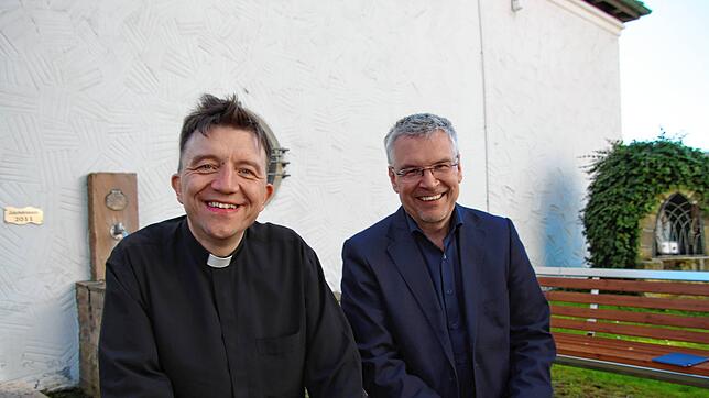 Der katholische Pfarrer Stockachs Thomas Huber und sein evangelischer Amtskollege Thomas Huber (von links) tauschen sich im ...